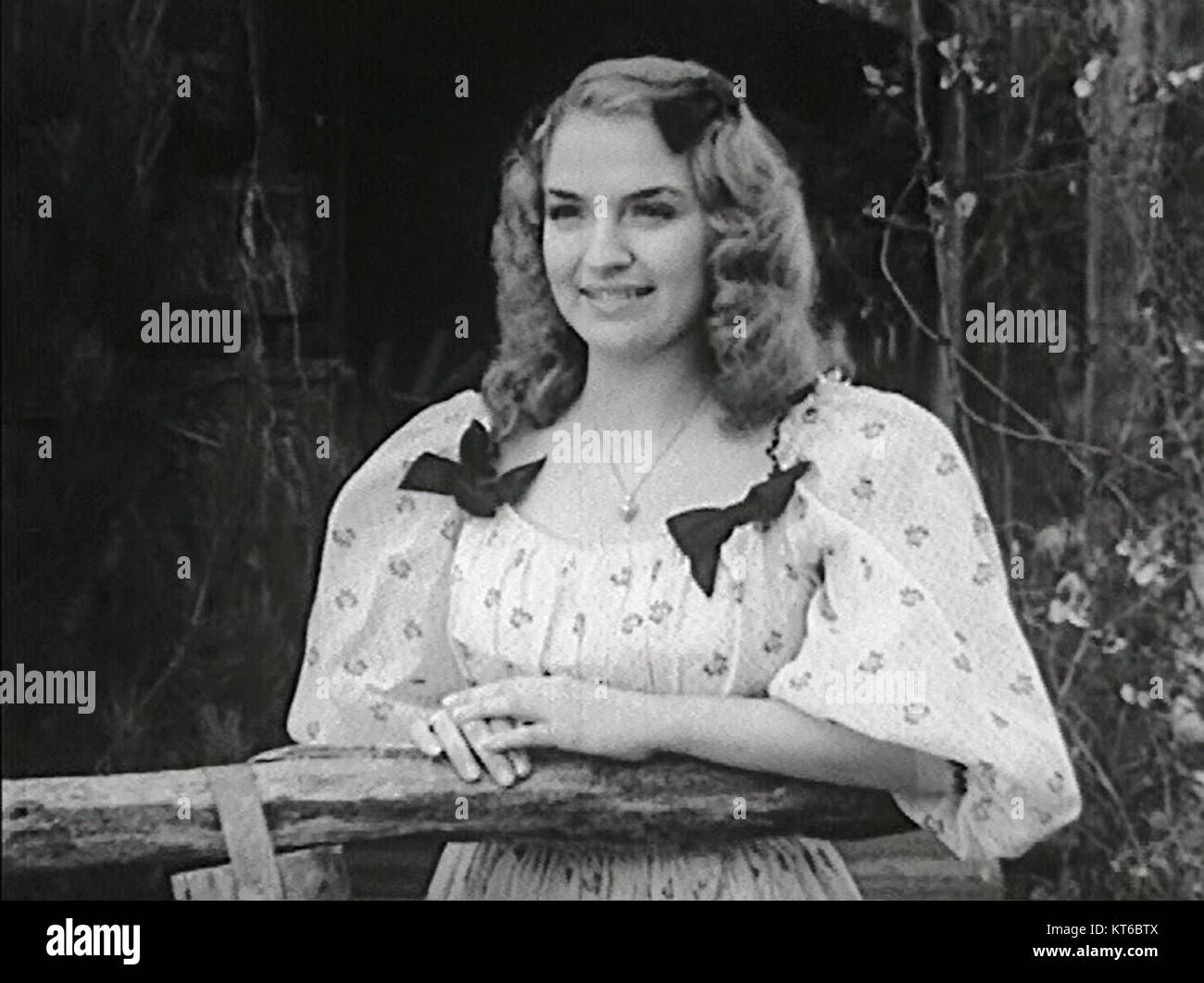 Jean Trent joue dans le film de 1942 "Western mail", un film occidental classique. Le film raconte l'histoire d'un homme pris dans un conflit entre une ville et ses habitants. Banque D'Images
