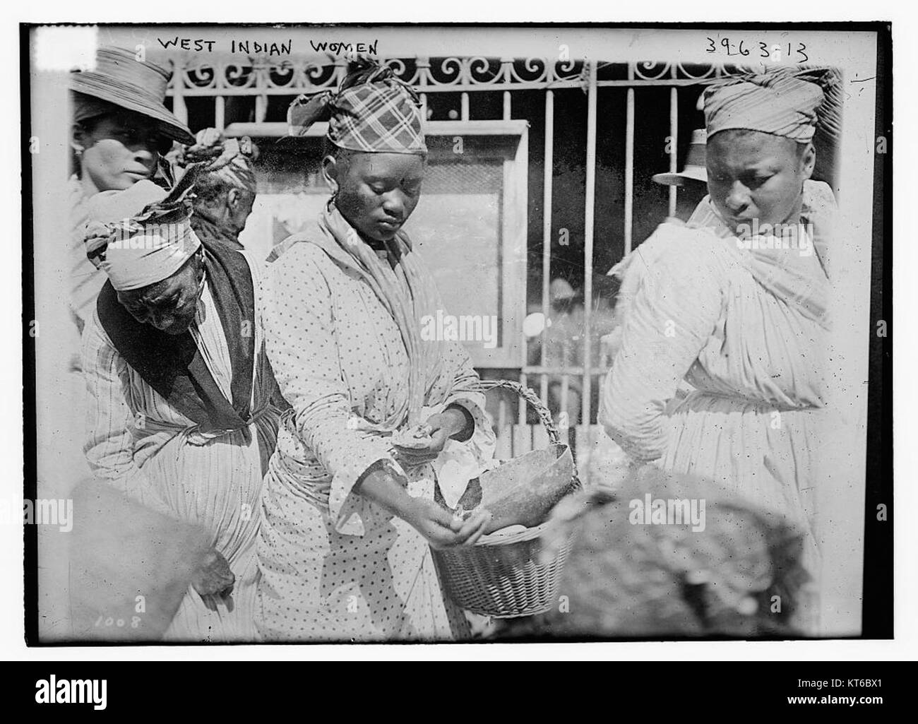 Cette photographie représente une femme des Antilles, mettant en valeur son passé culturel et son patrimoine. Il représente la diversité et la richesse culturelle de la communauté des Antilles. Banque D'Images