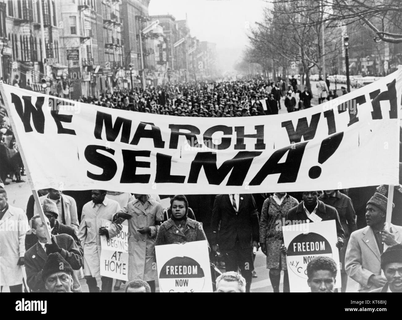 La photographie intitulée « nous marchons avec Selma » représente un moment du mouvement des droits civiques, capturant des militants marchant pendant la marche de Selma à Montgomery en 1965. Banque D'Images La photographie intitulée « nous marchons avec Selma » représente un moment du mouvement des droits civiques, capturant des militants marchant pendant la marche de Selma à Montgomery en 1965. Banque D'Images