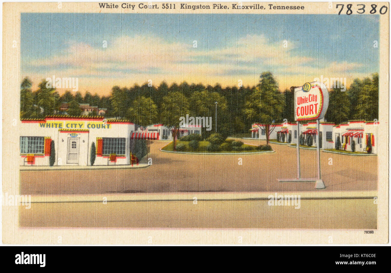 Une photographie du court de White City situé au 5511 Kingston Pike à Knoxville, Tennessee. L'image offre une vue claire de l'architecture du buildingâ€™ et de son emplacement dans la ville. Banque D'Images