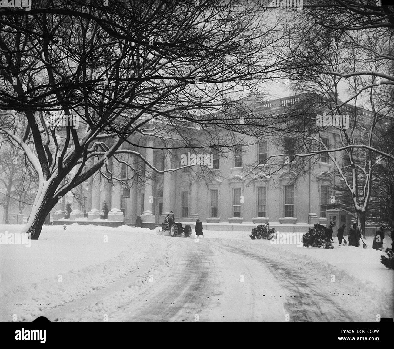La Maison Blanche, située à Washington, DC, est capturée dans une scène hivernale sereine, couverte de neige. Le bâtiment emblématique est la résidence et le bureau du président des États-Unis, symbolisant la gouvernance et l'histoire américaines. Banque D'Images La Maison Blanche, située à Washington, DC, est capturée dans une scène hivernale sereine, couverte de neige. Le bâtiment emblématique est la résidence et le bureau du président des États-Unis, symbolisant la gouvernance et l'histoire américaines. Banque D'Images