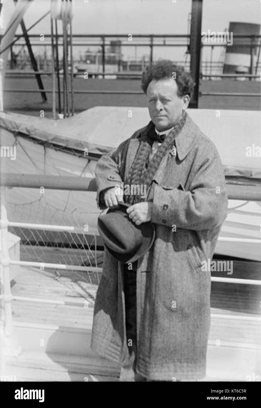 Willem Mengelberg était un chef d'orchestre néerlandais renommé, célèbre pour ses interprétations de la musique classique, en particulier dans les œuvres de Mahler et Wagner, apportant une contribution significative au monde de la performance orchestrale. Banque D'Images