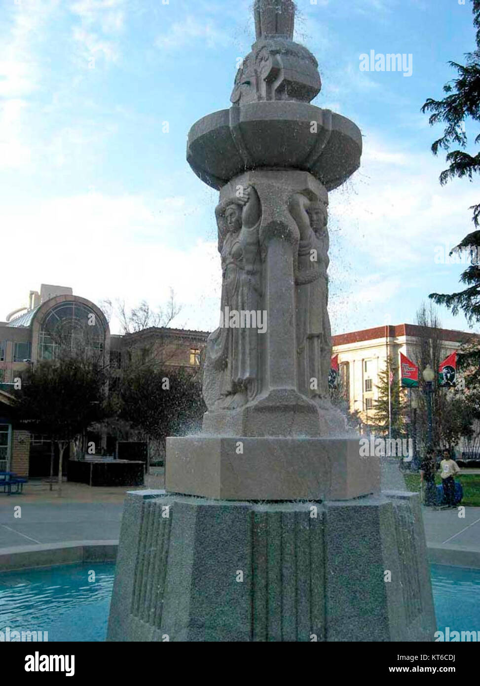 La fontaine commémorative William Coleman, située à Sacramento, en Californie, a été conçue par le sculpteur Ralph Stackpole. Cette œuvre d’art public sert à la fois d’hommage et de fonction aquatique, mettant en valeur le style emblématique de Stackpole et sa contribution à l’art public américain au début du XXe siècle. Banque D'Images