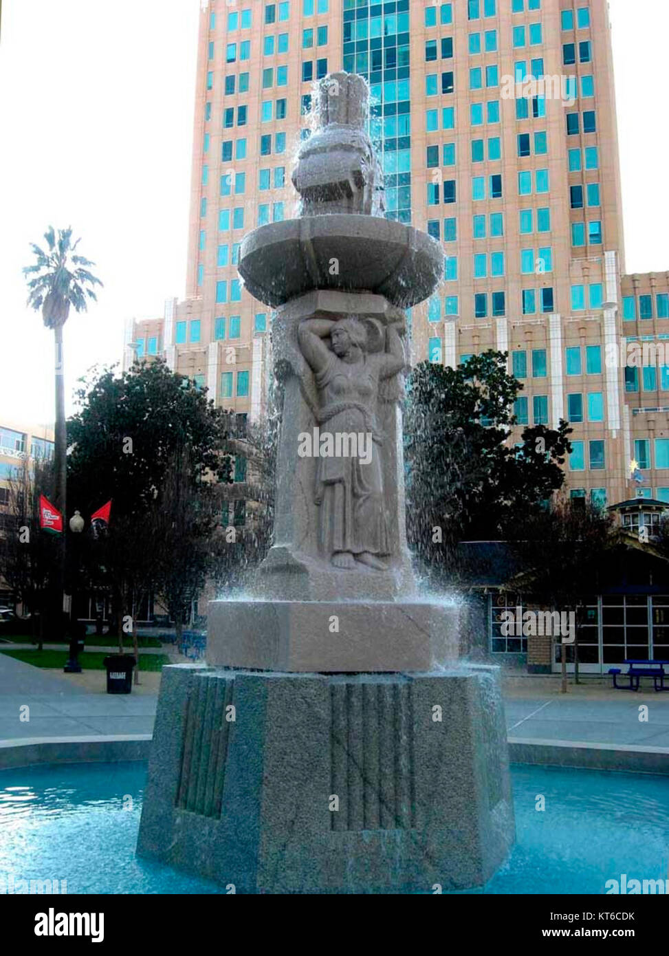 La William Coleman Memorial Fountain à Sacramento, en Californie, est une sculpture publique remarquable créée par Ralph Stackpole. La fontaine commémore William Coleman et présente des éléments de conception complexes, mêlant art et commémoration publique. Banque D'Images
