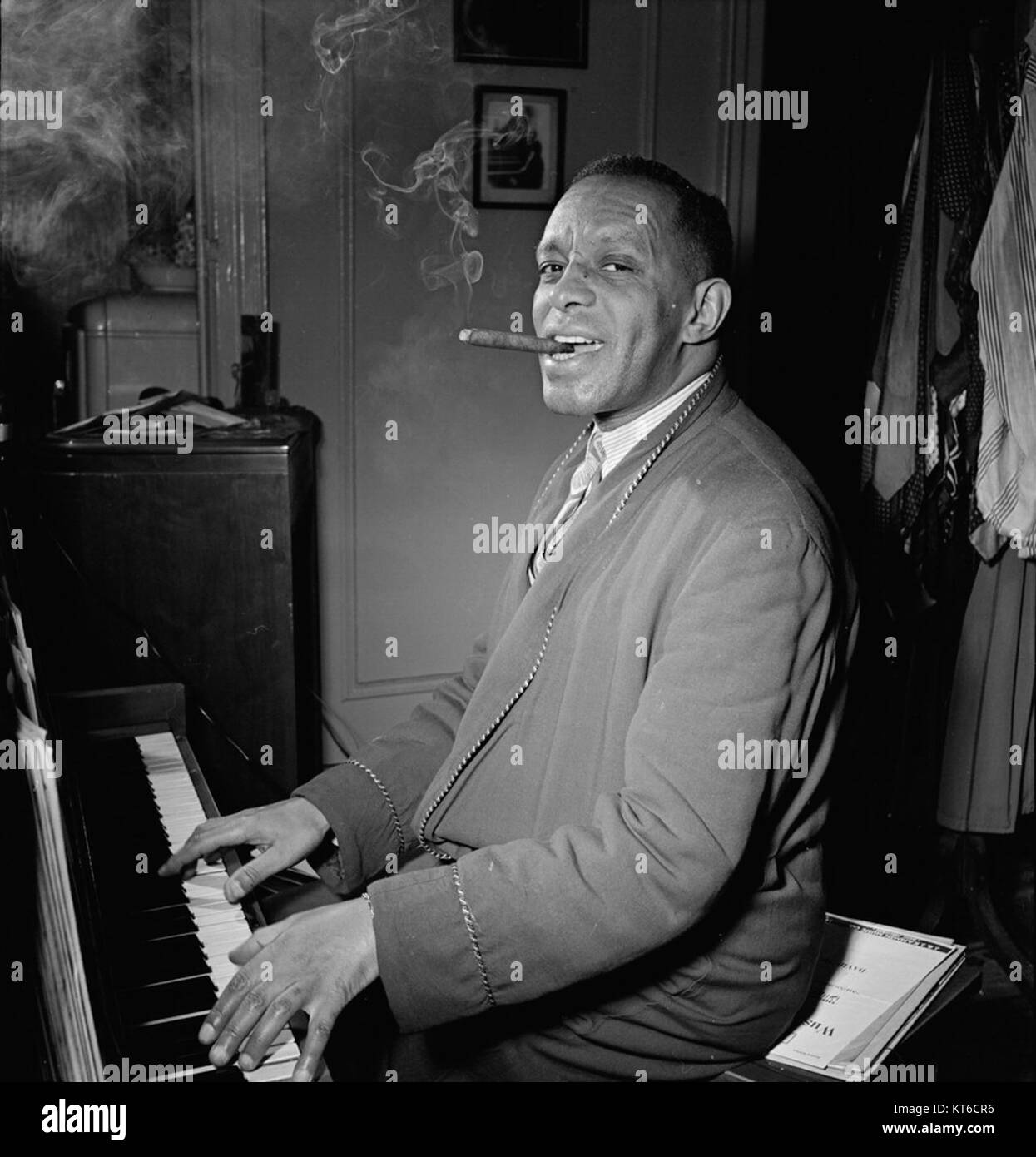 Willie Smith, en vedette dans le flipper Gottlieb modèle 07921, représente un personnage dans le contexte des jeux de flipper d'arcade classiques. Sa conception contribue à la culture du flipper américain du milieu du XXe siècle, où les machines présentaient des thèmes attrayants et des œuvres d'art complexes. Banque D'Images