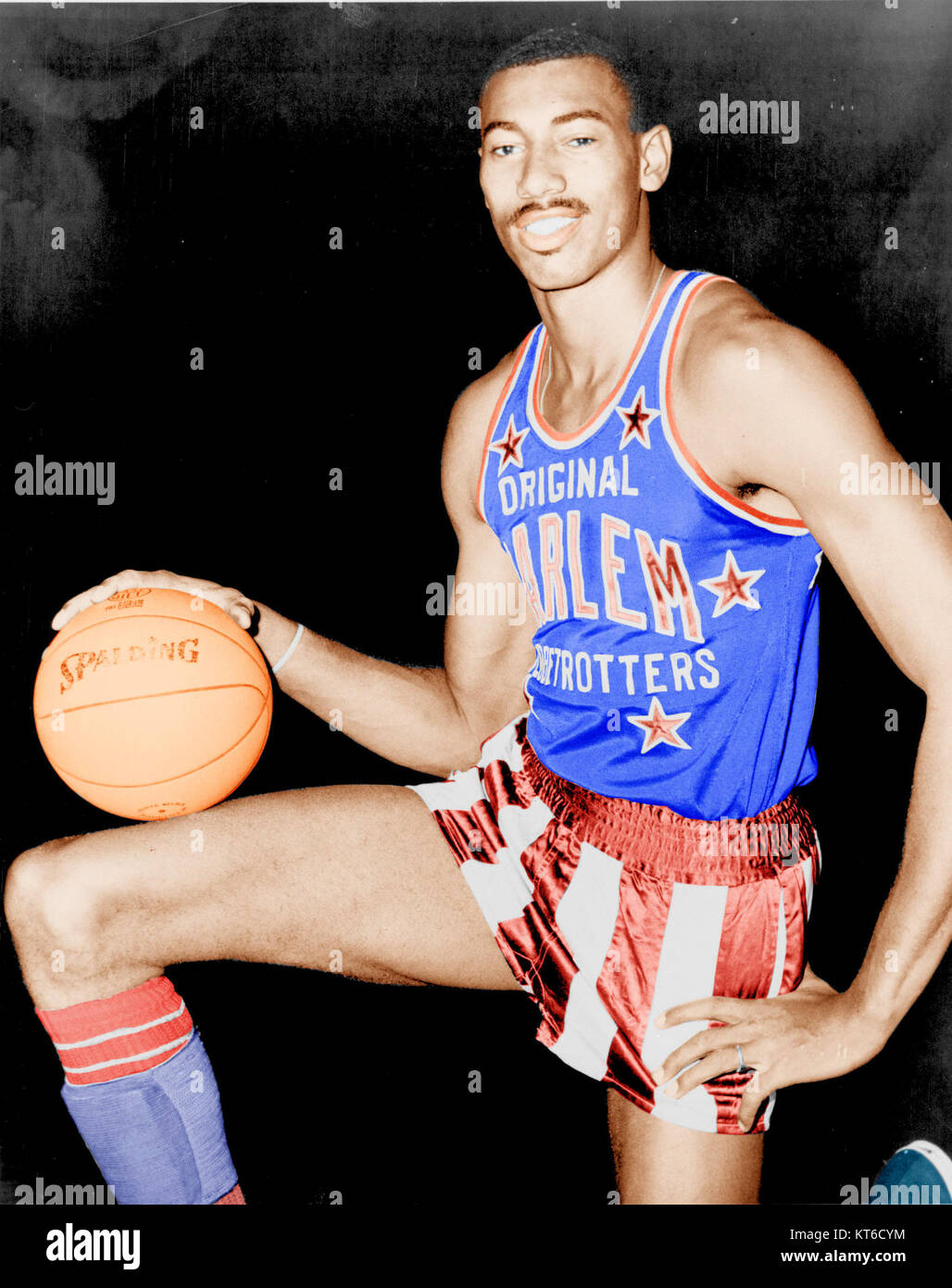 Wilt Chamberlain, un joueur de basket-ball légendaire, connu pour ses réalisations record en NBA, notamment en marquant 100 points en un seul match. Il est considéré comme l'un des plus grands joueurs de basket-ball de tous les temps. Banque D'Images