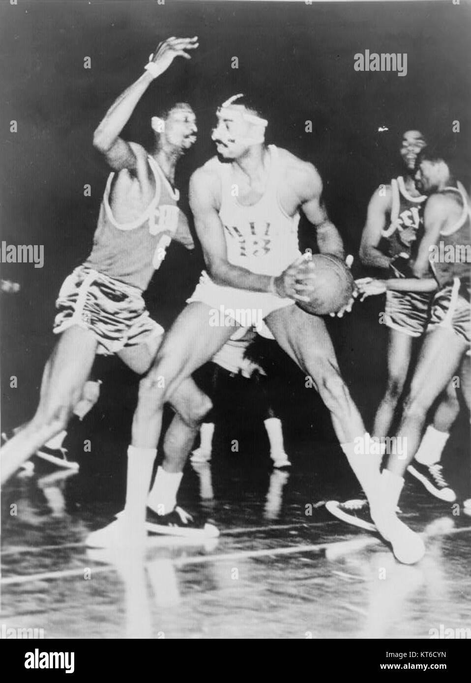 Wilt Chamberlain et Bill Russell sont deux des joueurs de basket-ball les plus dominants de l'histoire de la NBA. Chamberlain était connu pour sa capacité à marquer, tandis que Russell était célèbre pour ses prouesses défensives et son leadership, en particulier avec les Celtics de Boston. Banque D'Images