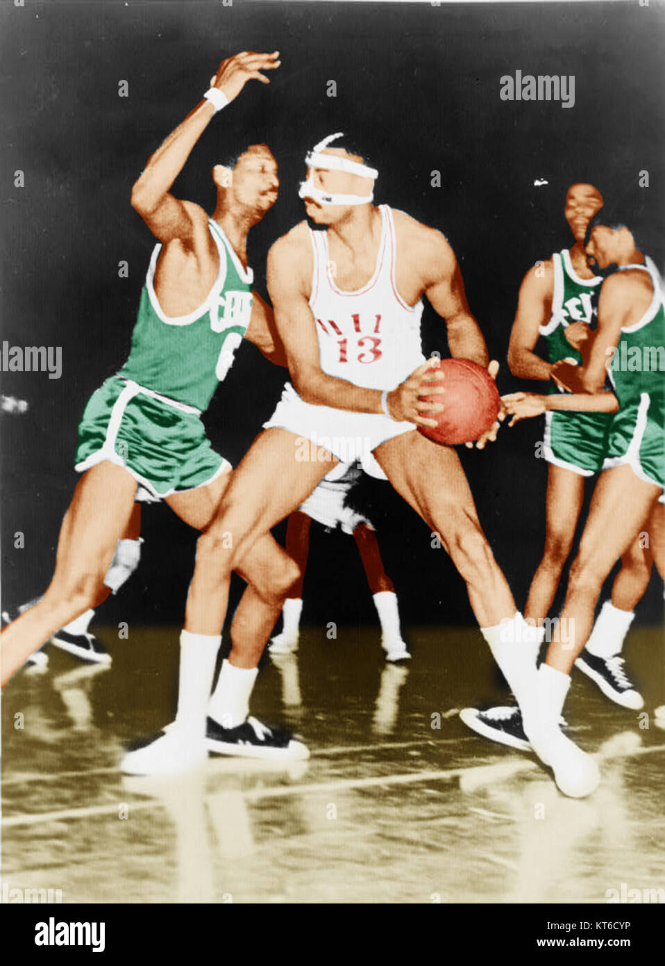 Wilt Chamberlain et Bill Russell sont deux des figures les plus dominantes de l'histoire de la NBA, connues pour leurs styles de jeu contrastés. Chamberlain était connu pour ses prouesses de score et sa physique, tandis que Russell excellait dans la défense et le leadership d'équipe, menant les Celtics de Boston à de nombreux championnats. Banque D'Images