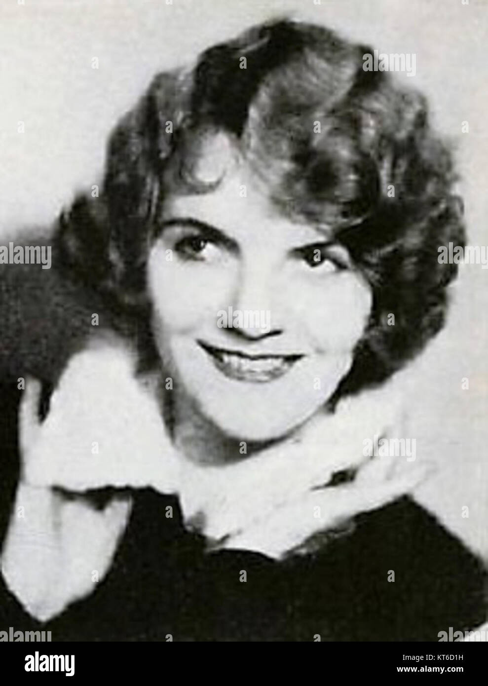 Winnie Lightner était une actrice et chanteuse américaine connue pour son travail dans les premiers films hollywoodiens et les productions de Broadway. Elle a gagné la renommée pour ses rôles comiques et sa personnalité vibrante, devenant une figure populaire dans la scène du divertissement des années 1920 et 1930. Ses performances ont contribué à l'évolution des comédies musicales au cours de l'époque. Banque D'Images