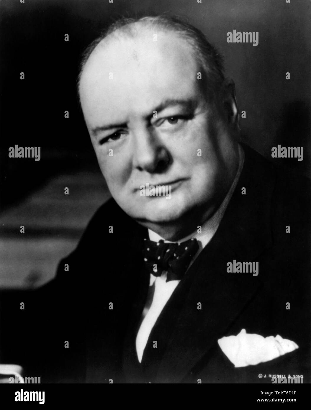 L'image intitulée 'Winston Churchill cph.3a4975' fait probablement référence à un portrait photographique de Winston Churchill, un premier ministre britannique connu pour son leadership pendant la première Guerre mondiale Banque D'Images