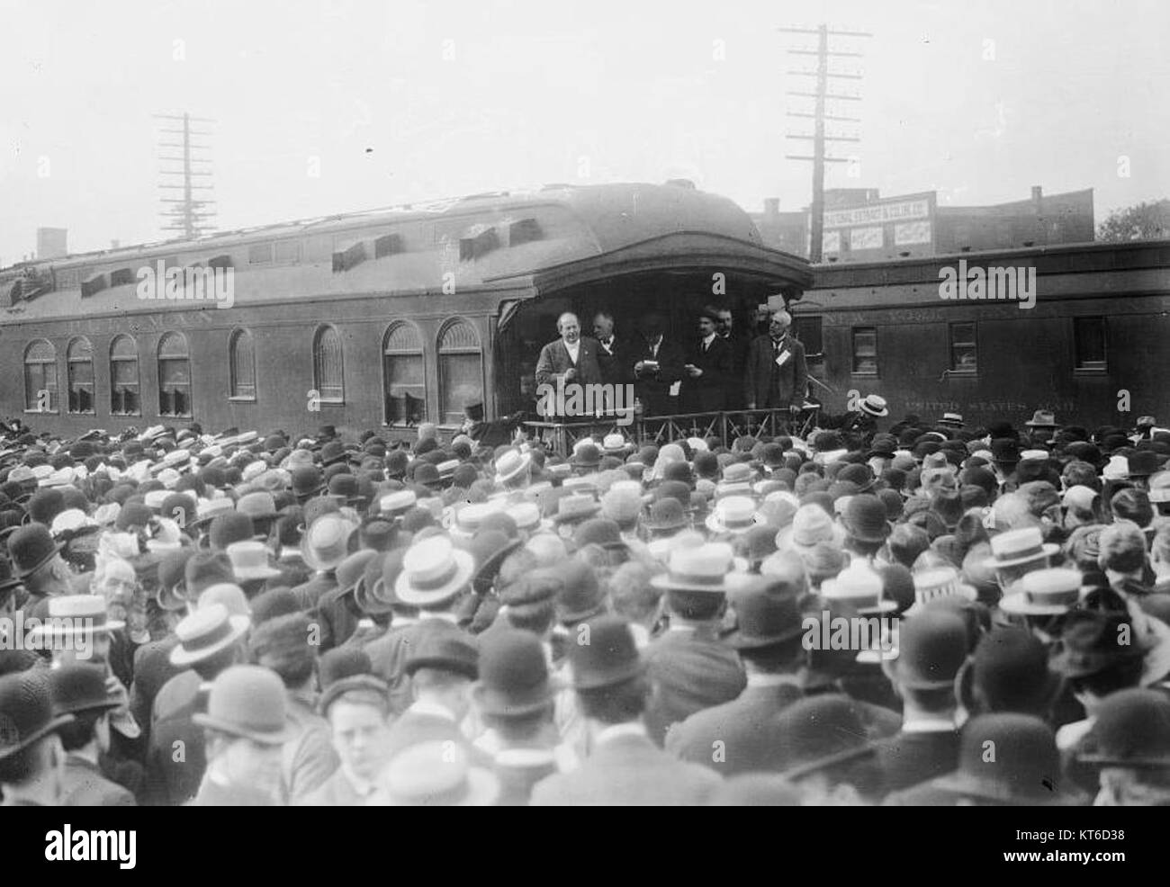 Le train Utica NY de W.J. Bryan est une image historique illustrant l'ère du voyage en train aux États-Unis. L'image documente l'histoire des transports et le rôle des trains dans la croissance industrielle américaine. Banque D'Images