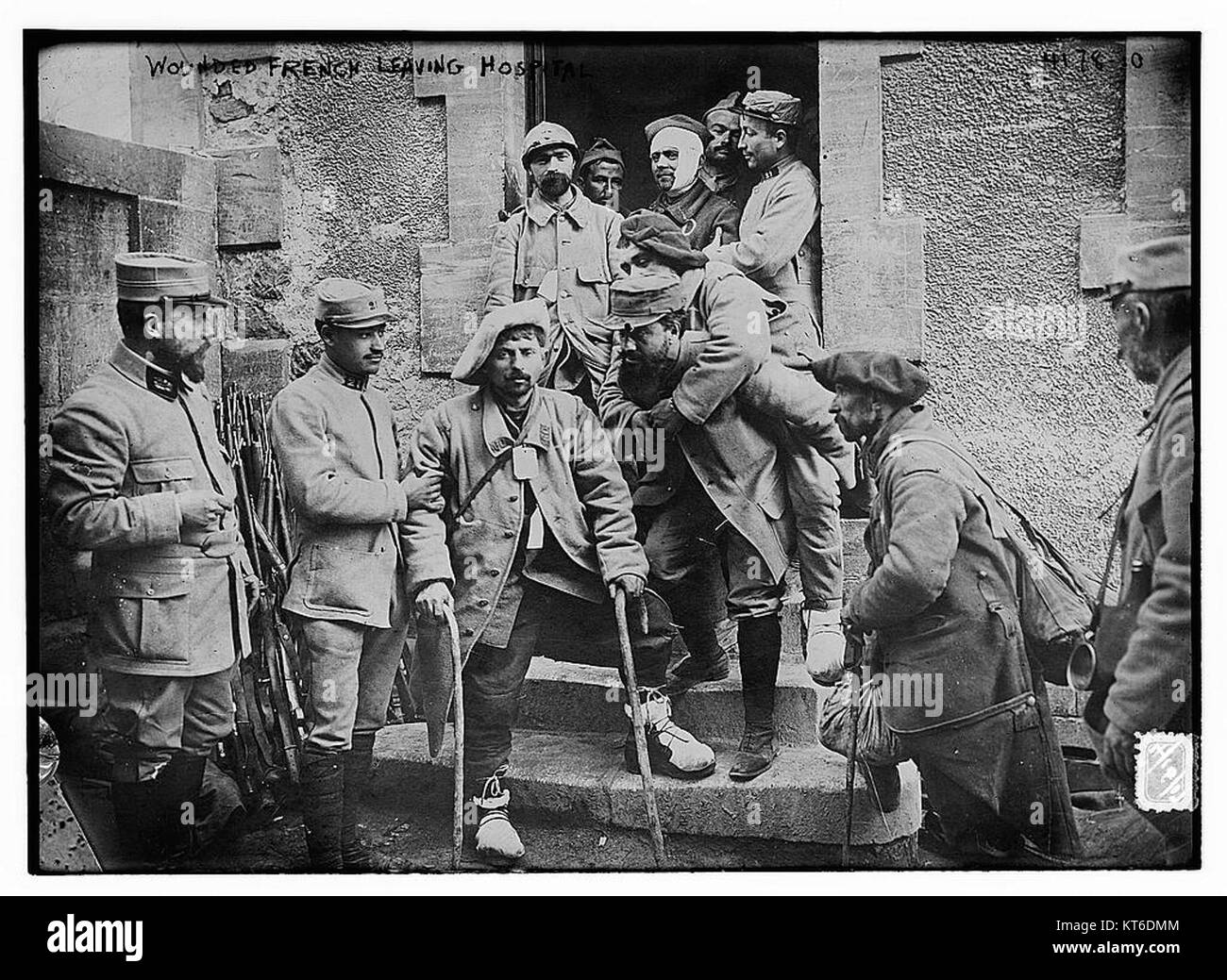 Un groupe de soldats français, blessés pendant le conflit, vu sortir d'un hôpital. La scène décrit les conséquences de la guerre et les soins médicaux et le processus de rétablissement des soldats. Banque D'Images