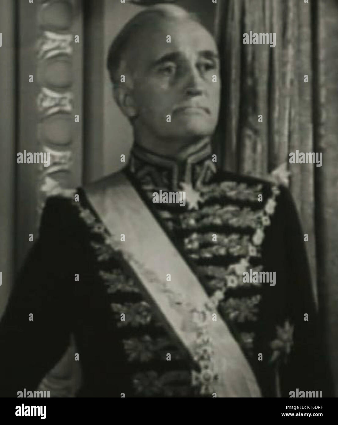 Wyndham Standing in the son of Monte Cristo est une représentation théâtrale d'une œuvre littéraire classique, capturant la tension et le drame de l'histoire dans une représentation sur scène. Banque D'Images