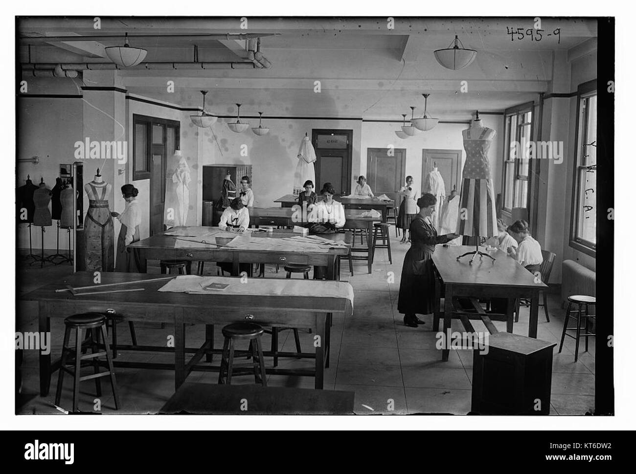 Cette image présente un événement ou une activité de l'Y.W.C.A. (Young Women's Christian Association). Le Y.W.C.A. est une organisation importante axée sur l'autonomisation de womenâ, le soutien communautaire et l'activisme social. Banque D'Images