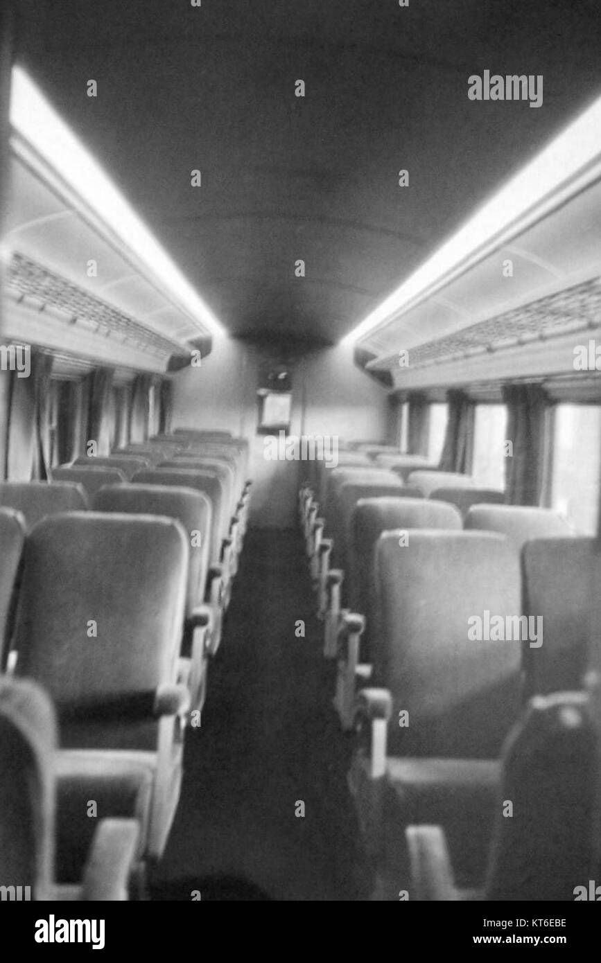 L'intérieur de l'autocar Zephyr de 1935 présente le design luxueux et l'artisanat du voyage en train américain du début du XXe siècle. Avec des détails élégants, des sièges vintage et le style raffiné de l'époque, il représente le summum du confort et de la technologie dans le transport ferroviaire à l'époque. Banque D'Images