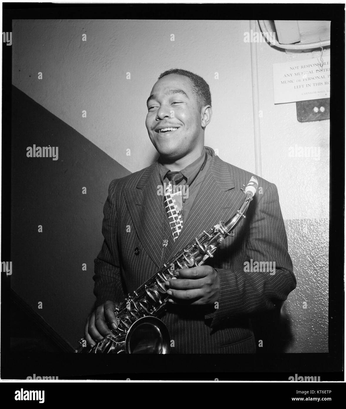 Ce portrait emblématique du saxophoniste jazz Charlie Parker a été réalisé vers 1947 au Carnegie Hall de New York. Connu pour ses contributions révolutionnaires au jazz, Parker a été une figure pivot du mouvement bebop. Banque D'Images