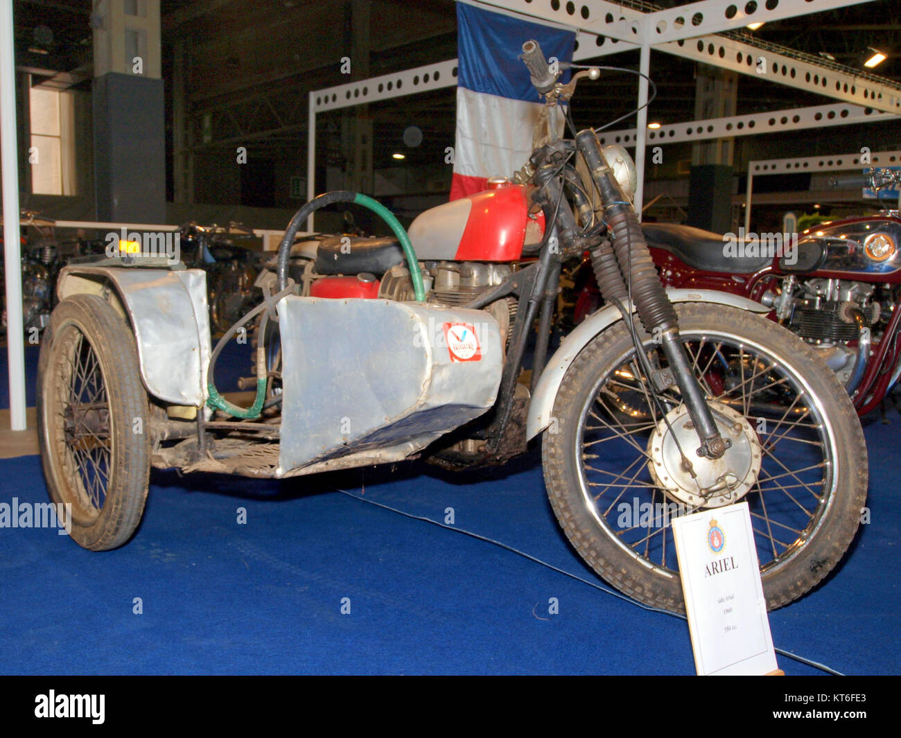 L'Ariel 350cc Side Trial est une moto classique de 1960, connue pour son design robuste et son adaptation aux épreuves d'essai hors route. La moto illustre l'ingénierie et la culture du motocyclisme de l'époque. Banque D'Images