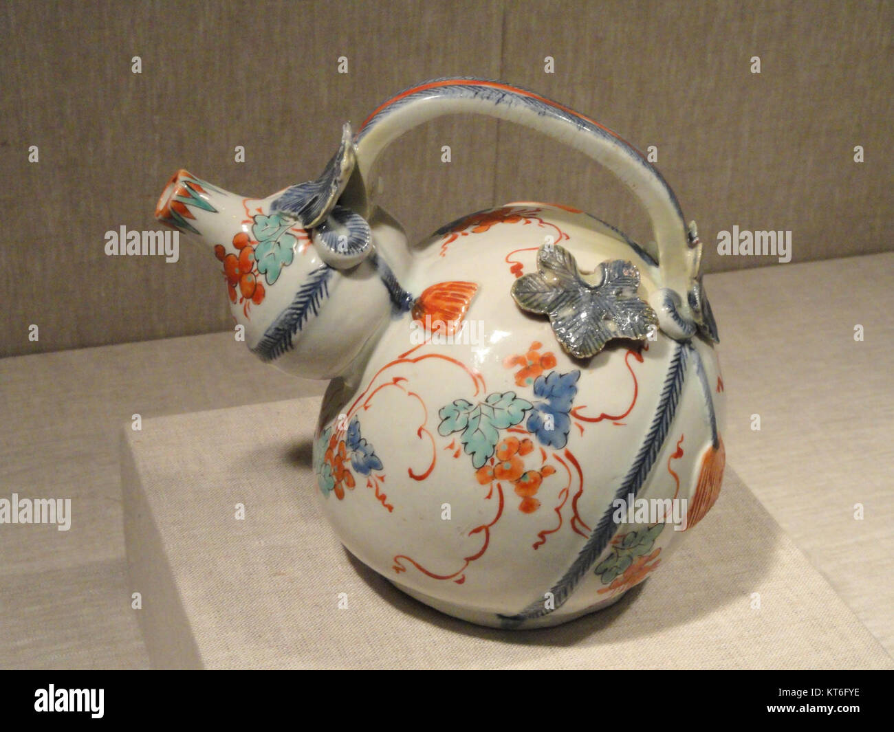 L'Arita-Ware Kakiemon Gourd-Shaped Ewer est une pièce en porcelaine japonaise de la fin du XVIIe siècle, célèbre pour sa décoration en émail et son design élégant. Il illustre le savoir-faire de la poterie Arita, une tradition japonaise renommée. Banque D'Images