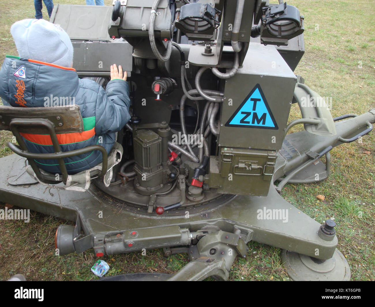 Le complot d'Armata ZUR-23-2KG est un modèle spécifique d'armement antiaérien. Cette photo met en évidence le système ZUR-23-2KG, connu pour son rôle dans la défense aérienne, conçu pour cibler les avions et missiles volant à basse altitude. Banque D'Images