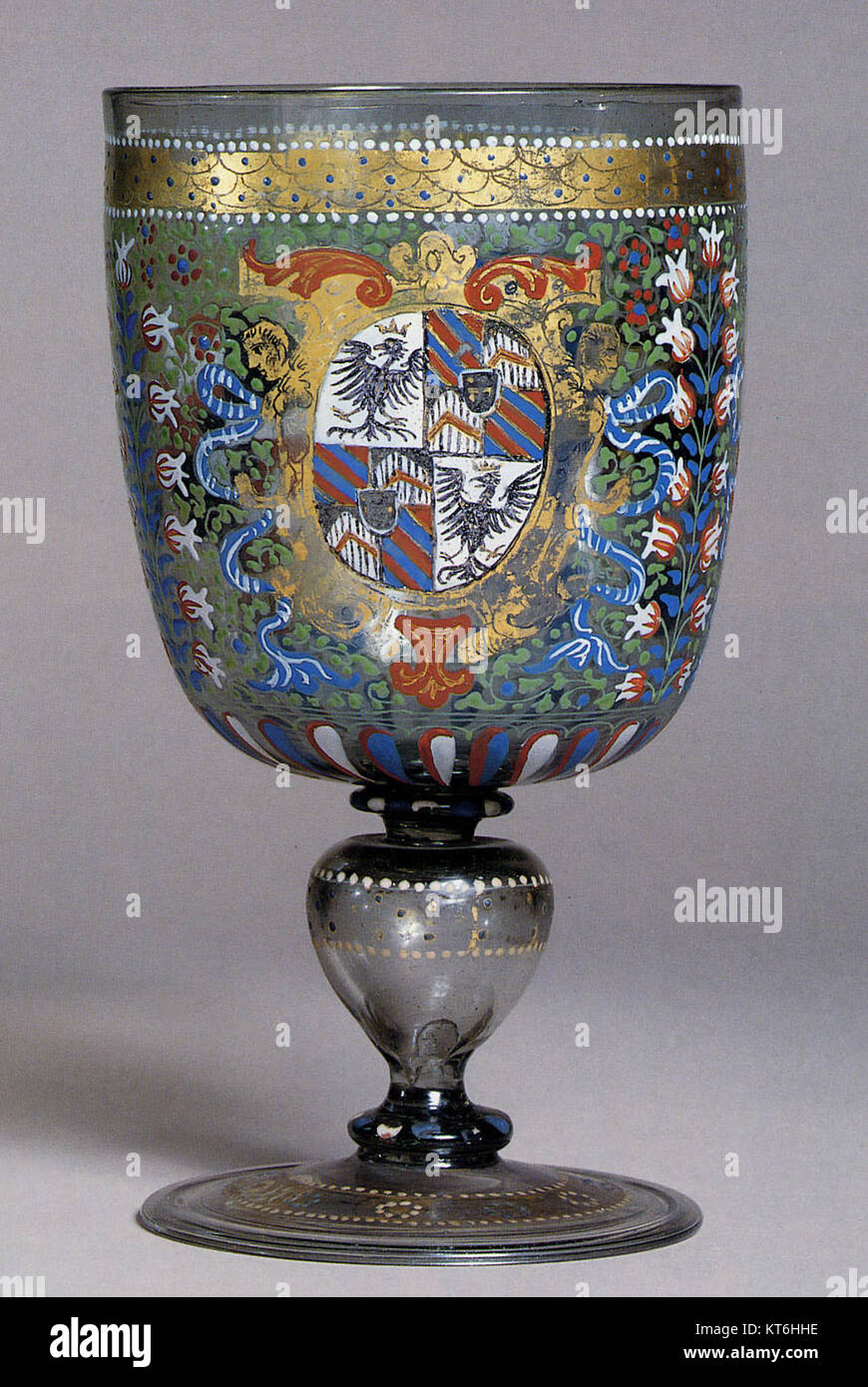 Ce gobelet armorial, qui fait partie de la collection du Metropolitan Museum of Art, présente un design héraldique détaillé. Il met en valeur le savoir-faire artisanal et l'importance historique dans l'art du travail des métaux. Banque D'Images