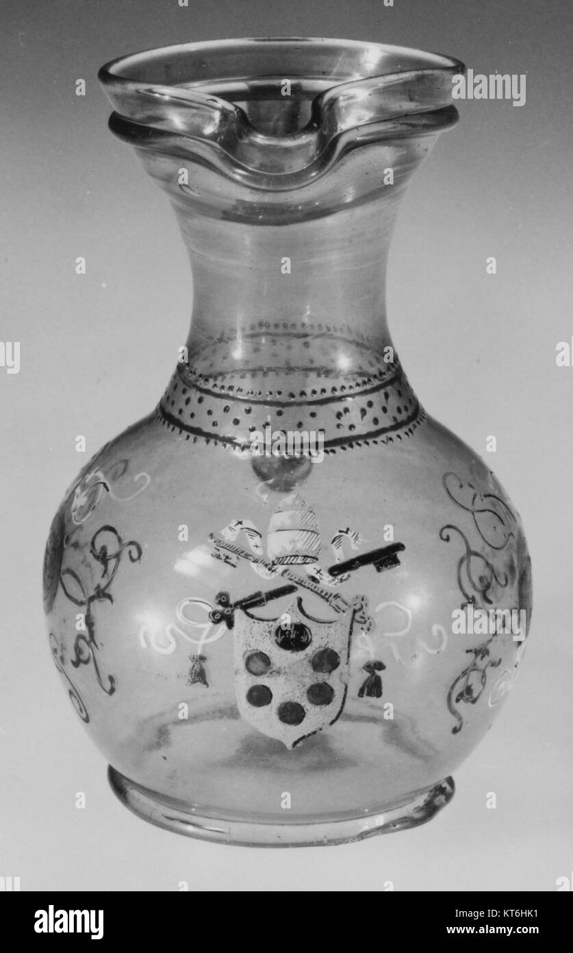 Cruche d'armoirie de la collection du Metropolitan Museum of Art, numéro d'article MET 264530, datant de 1975. Banque D'Images