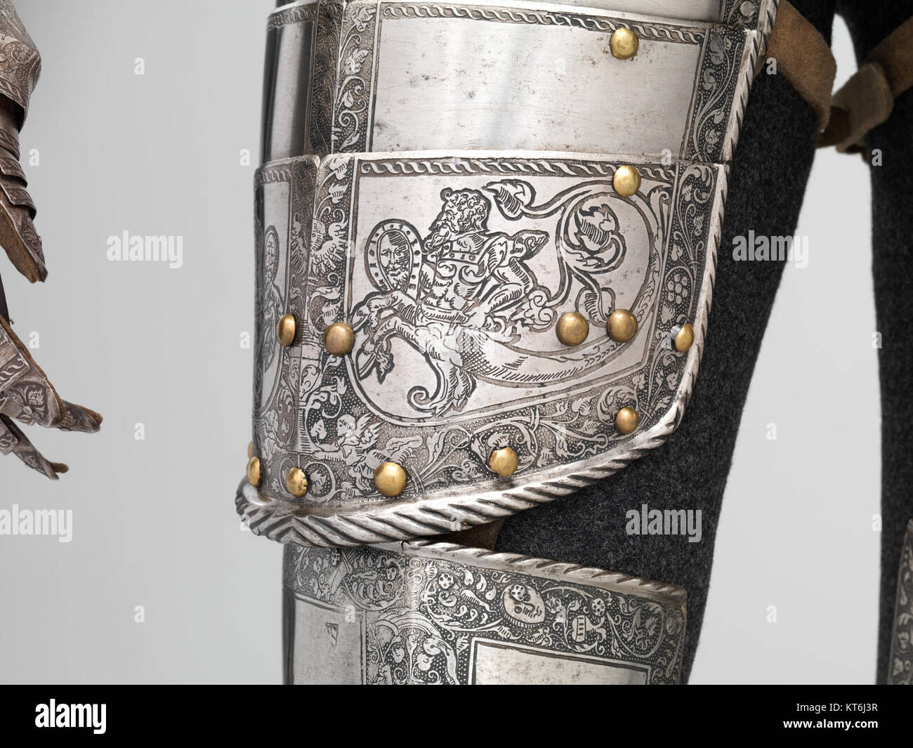 L'armure de l'empereur Ferdinand Ier, datant du XVIe siècle, est un artefact historique important. Il reflète le savoir-faire avancé de l'époque, présentant des détails complexes et un travail des métaux de haute qualité. Cette armure, réalisée pour le Saint empereur romain Ferdinand Ier, met en valeur la culture militaire et la noblesse de l'époque. Banque D'Images