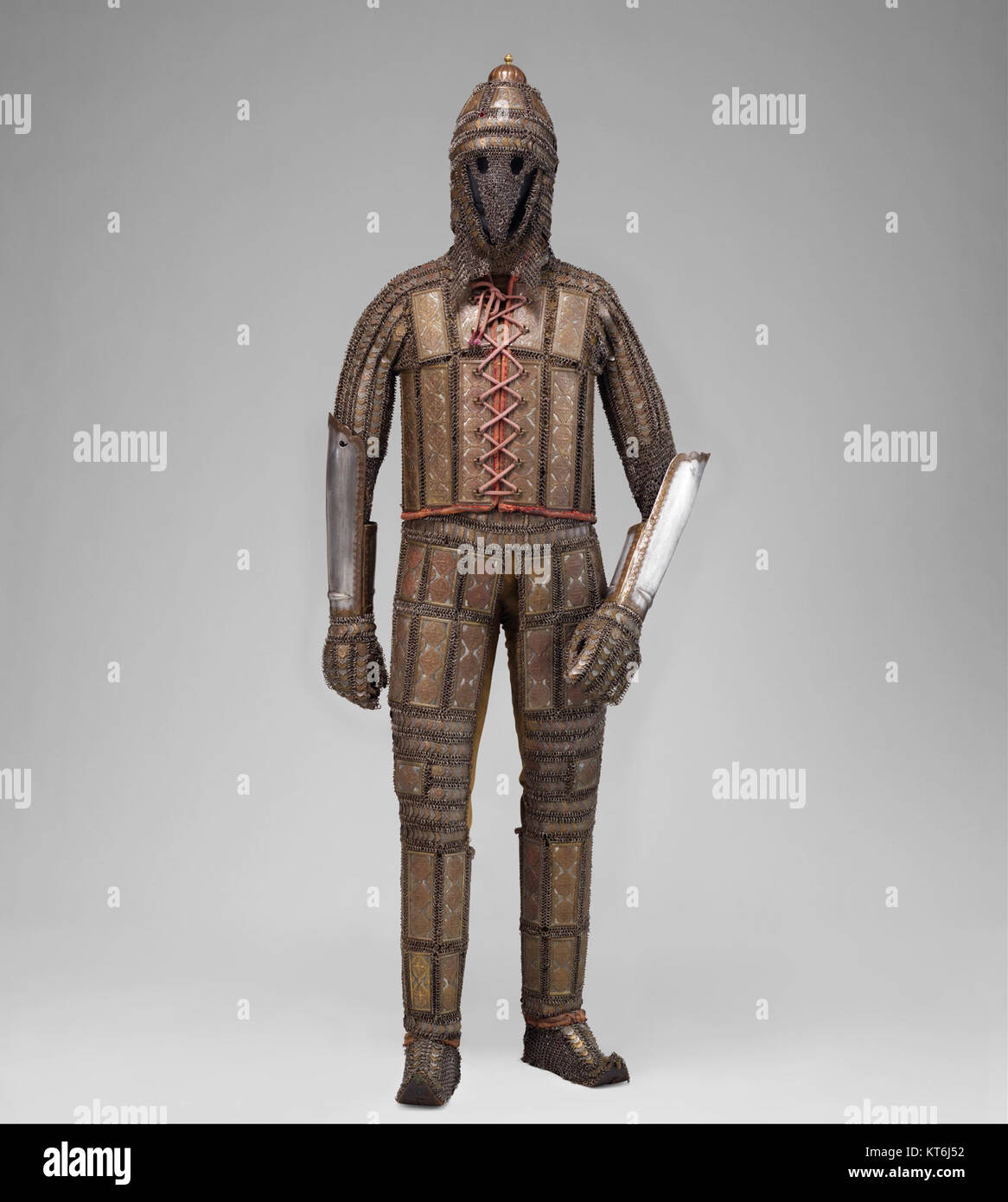 L'armure de courrier et d'assiette est une pièce historique exposée au Metropolitan Museum of Art. Cette armure combine la maille à chaîne et l'armure à plaque, représentant un aspect important de l'histoire militaire européenne médiévale. Banque D'Images