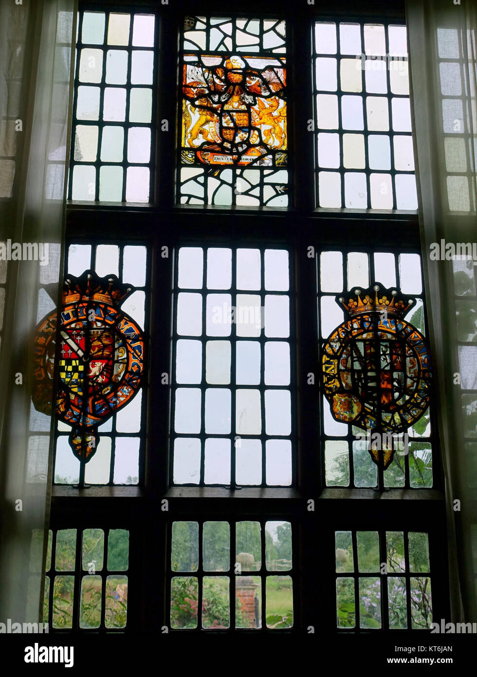 Cette œuvre de vitrail montre les armoiries de la reine Elizabeth I, Thomas Radcliffe, 3e comte de Sussex, et Thomas Howard, 1er comte de Suffolk. La pièce est conservée à Packwood House dans le Warwickshire, en Angleterre. Banque D'Images
