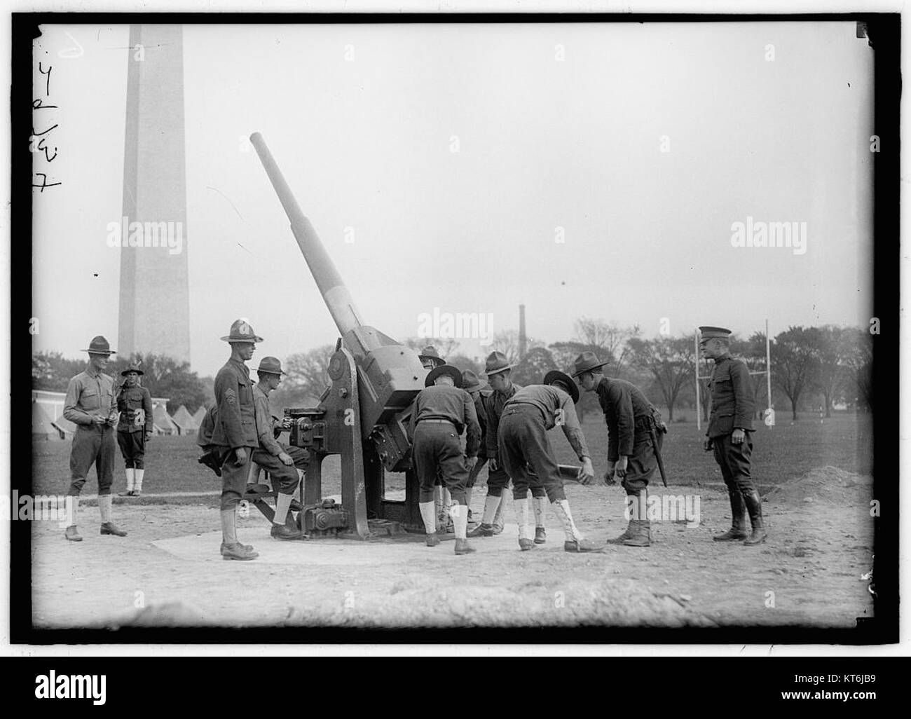 Cette image montre un canon antiaérien motorisé de l'armée américaine, désigné 11453v. Il fait partie de l'équipement d'artillerie de l'armée américaine, conçu pour la défense et la protection aériennes. Banque D'Images