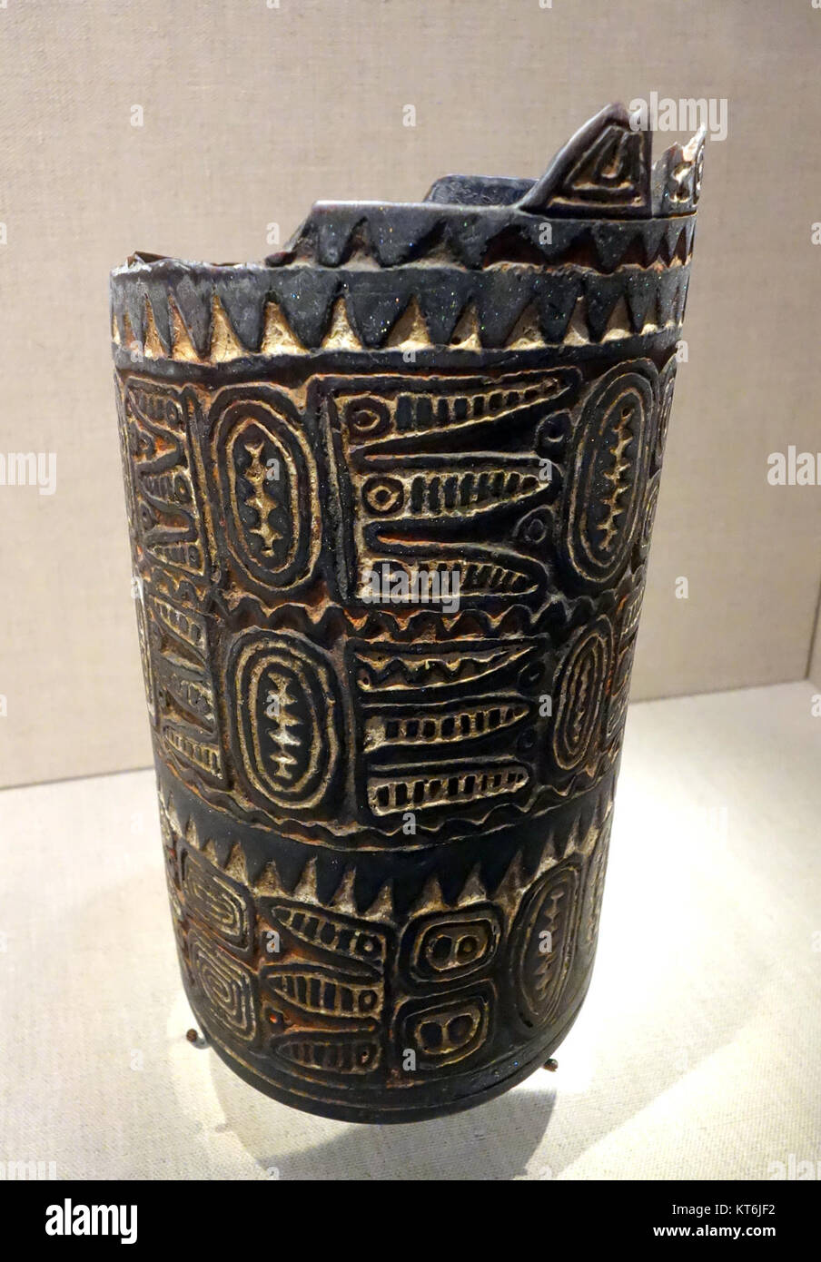 Ce brassard, créé par le peuple Murik de la côte de Sepik en Papouasie-Nouvelle-Guinée, est fabriqué à partir de coquille de tortue et décoré de pigments rouges et blancs et de chaux, mettant en valeur l'artisanat indigène. Banque D'Images