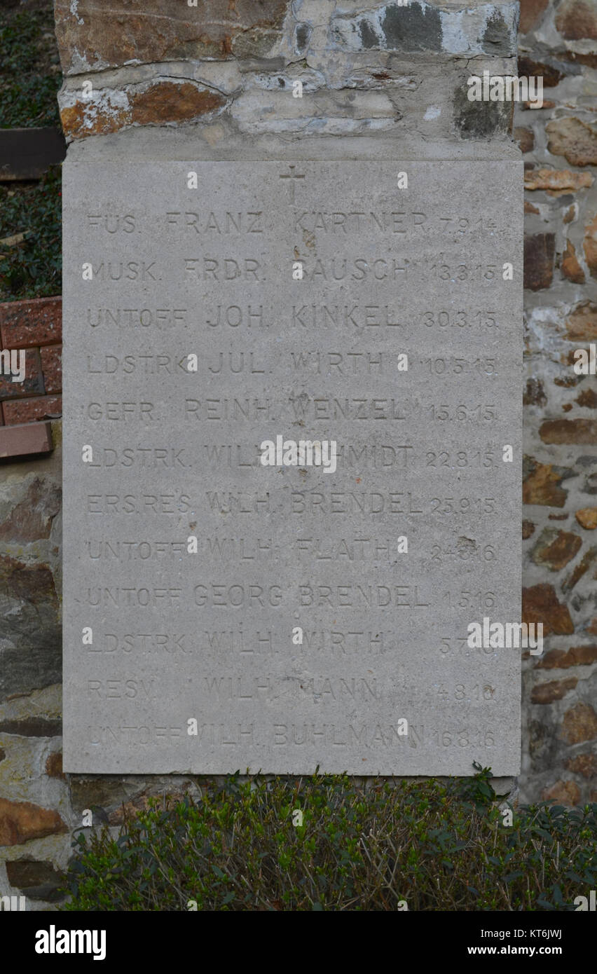 Arnoldshain Ehrenmal est un site commémoratif situé à Arnoldshain, en Allemagne. Il commémore des événements ou des personnages historiques, probablement liés à l'histoire du regionâ€™ au XXe siècle. Le mémorial comporte une inscription ou un panneau (Tafel 1). Banque D'Images