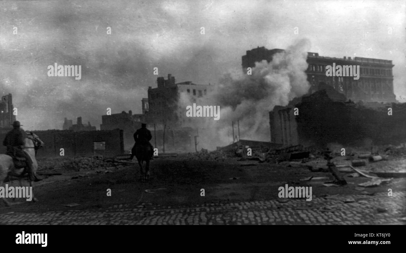 Cette photographie d'Arnold Genthe capture les conséquences du tremblement de terre de San Francisco en 1906. L'image offre un aperçu historique de la dévastation causée par le tremblement de terre, documentant la destruction dans la ville. Banque D'Images