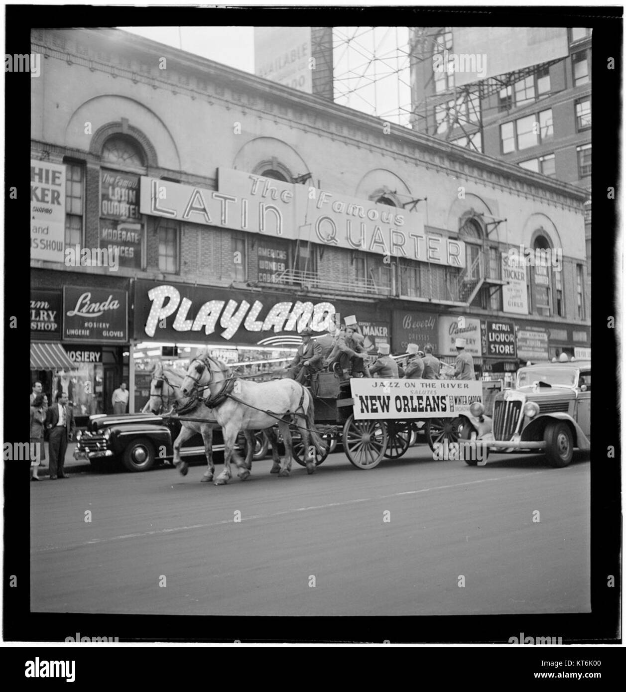 Ce portrait capture Henry Clay Goodwin, Cecil Xavier Scott, Sandy Williams, Art Hodes et Kaiser Marshall à Times Square, New York, vers juillet 1947, reflétant l'environnement culturel et musical de l'Amérique d'après-guerre. Banque D'Images