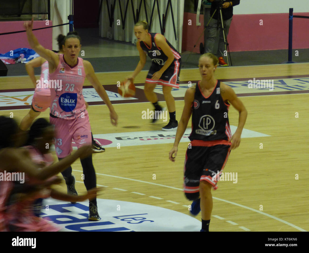 Une photographie capturant un match de basket féminin entre Arras pays d'Artois et Toulouse MÃ©tropole basket le 16 septembre 2017, lors du championnat de France de la Ligue FÃ©minine 2. Banque D'Images