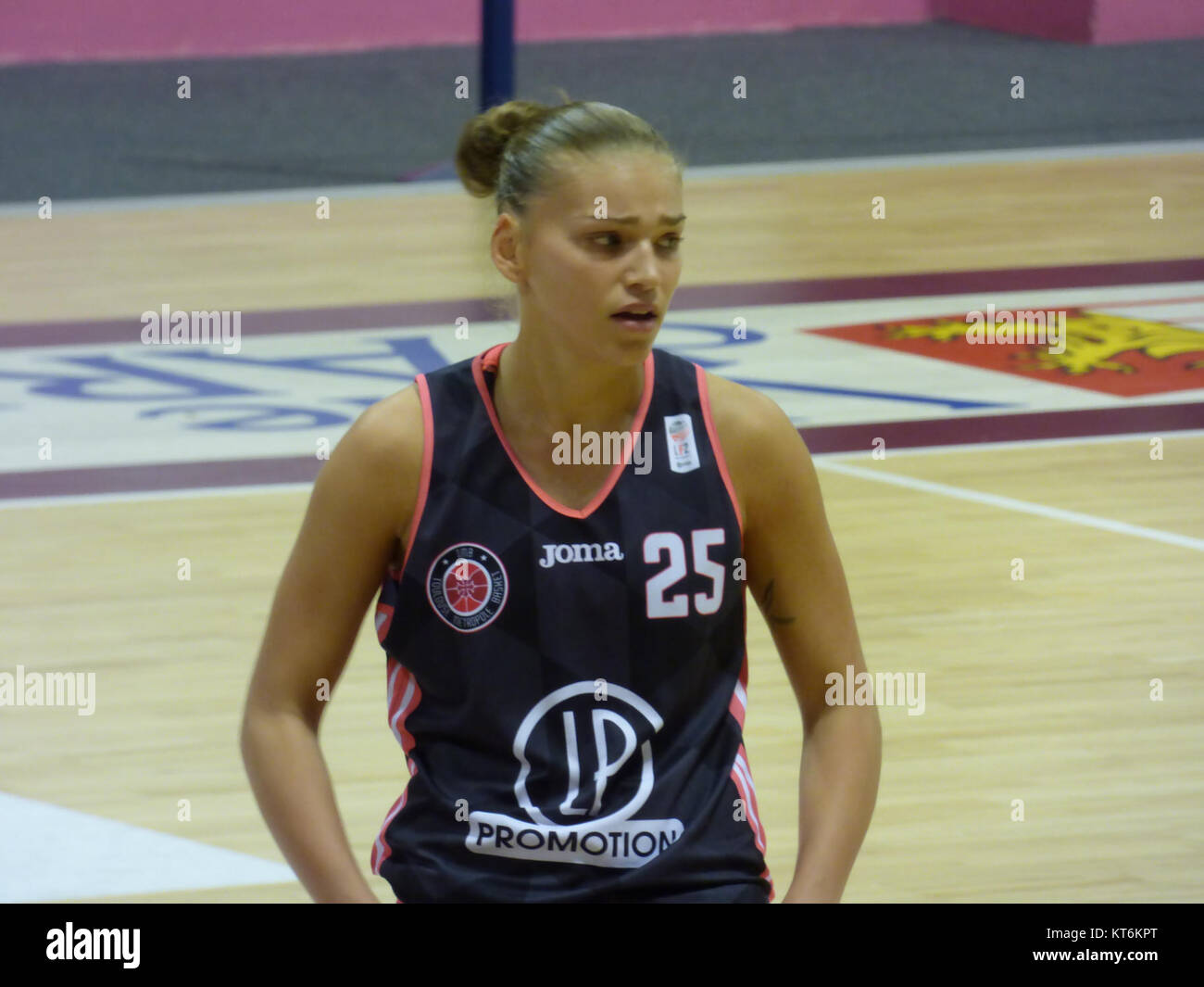 Cette image capture un instant d'un match de basket-ball entre Arras pays d'Artois et Toulouse MÃ©tropole basket, qui s'est tenu le 16 septembre 2017. Le match met en vedette l'action compétitive de basket-ball. Banque D'Images