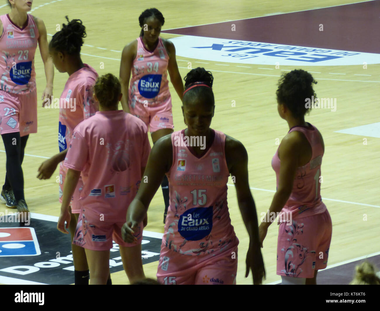 Cette image capture un instant du match de basket-ball entre Arras pays d'Artois et Toulouse Métropole basket, qui s'est tenu le 16 septembre 2017. Le jeu fait partie de la ligue française de basket-ball professionnel, avec deux équipes compétitives dans un match à enjeux élevés. Banque D'Images