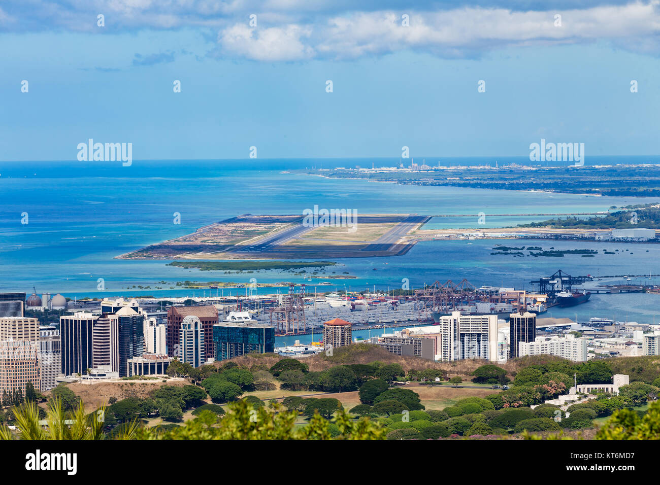 Portrait de l'Aéroport International Daniel K. Inouye, Oahu, Hawaï avec l'océan Pacifique derrière Banque D'Images