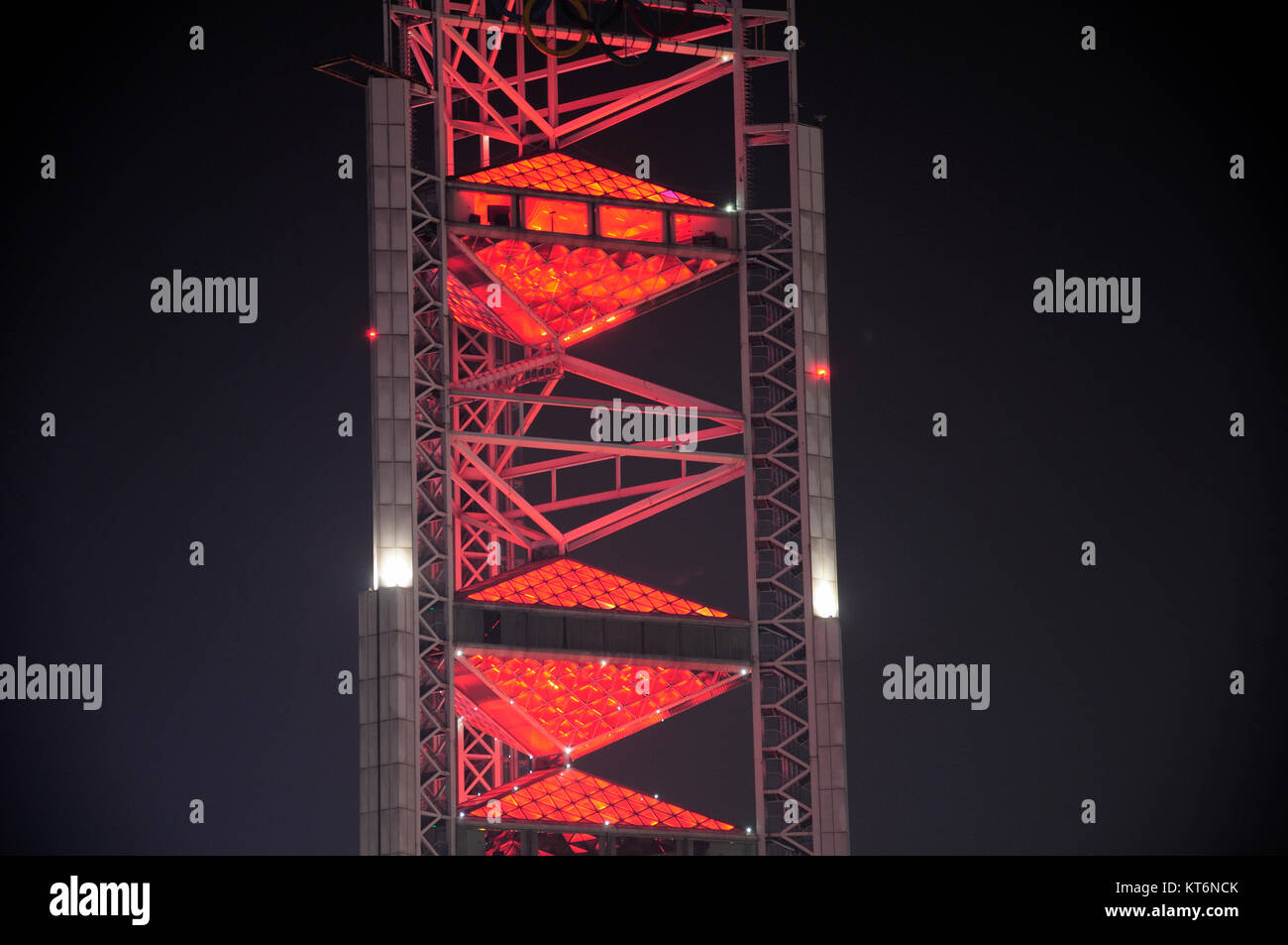 La broadcasting tower ou tour China dans le parc olympique de Beijing éclairé la nuit avec les feux rouges dans Pékin en Chine. Banque D'Images