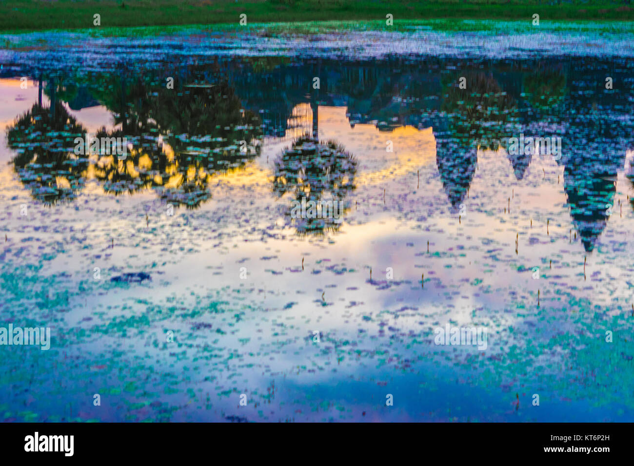 Réflexion impressionniste de lever de soleil à l'étang à Angkor Wat Banque D'Images