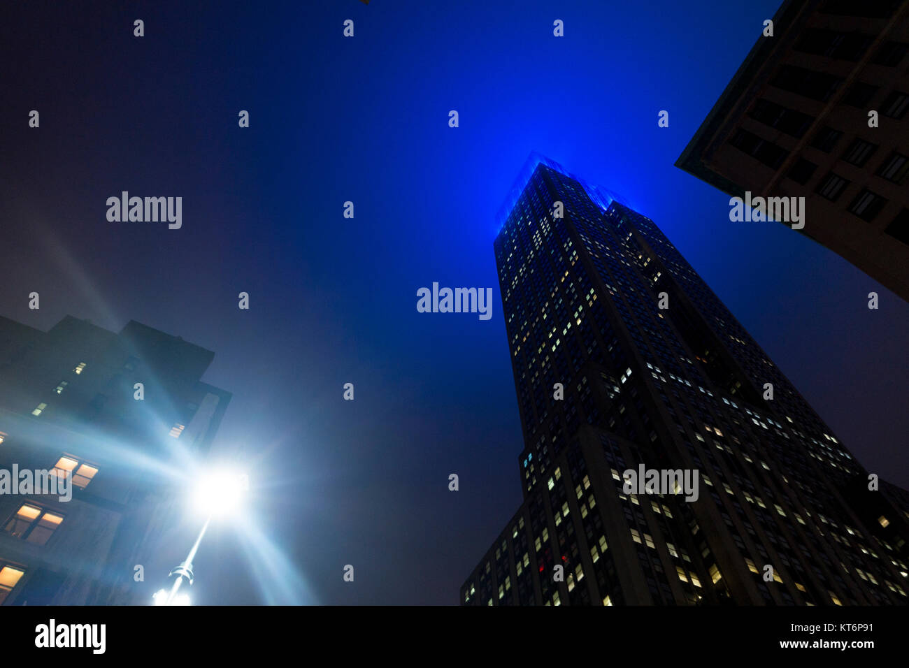 Centre de Midtown Manhattan nuit empierstate avec street light blue lights Banque D'Images