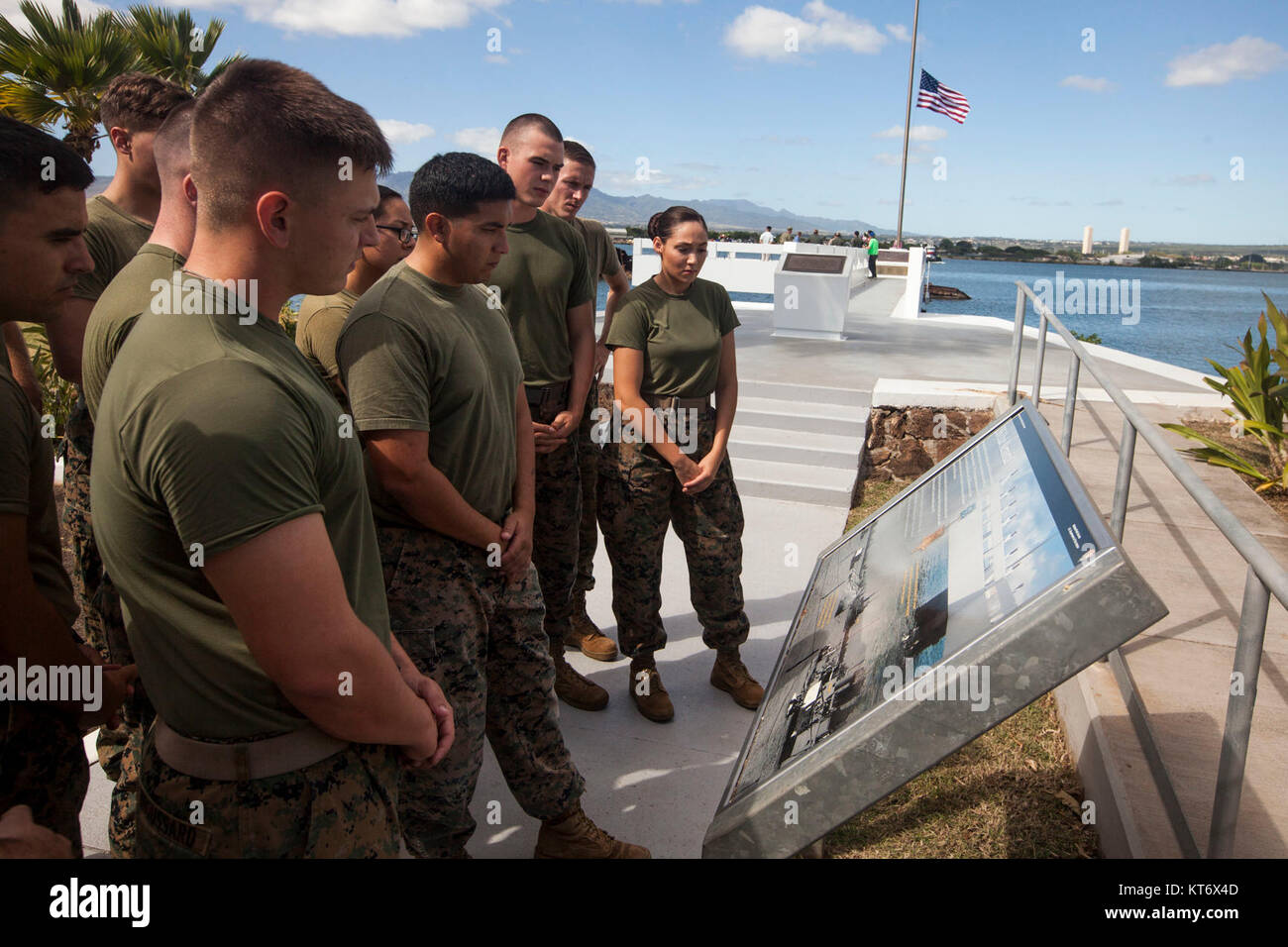Les Marines américains avec 3e Bataillon Radio visiter le mémorial de l'USS Utah lors d'un programme d'arts martiaux du Corps des Marines (MCMAP) Classe de Ford Island, Pearl Harbor, le 7 décembre 2017. Les Marines ont donné leurs respects à divers monuments lors de leur visite à l'île de Ford. L'unité mène des MCMAP dans le cadre de leur entraînement hebdomadaire, et a tenu une classe à l'île de Ford pour commémorer Pearl Harbor le Jour du Souvenir. (U.S. Marine Corps Banque D'Images