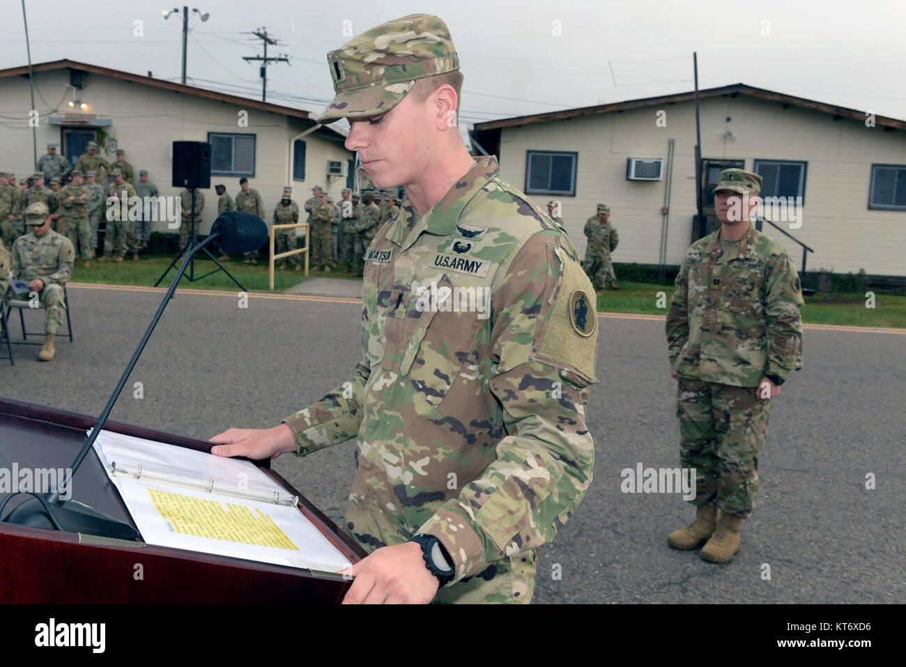 La 1ère Armée américaine, le lieutenant William Watson, un narrateur au cours de la Compagnie Bravo, 1er bataillon du 228e Régiment d'aviation, cérémonie de passation de commandement, demande à l'auditoire de se lever pour l'hymne national à la base aérienne de Soto Cano, le Honduras, le 08 décembre, 2017. (U.S. Army Banque D'Images