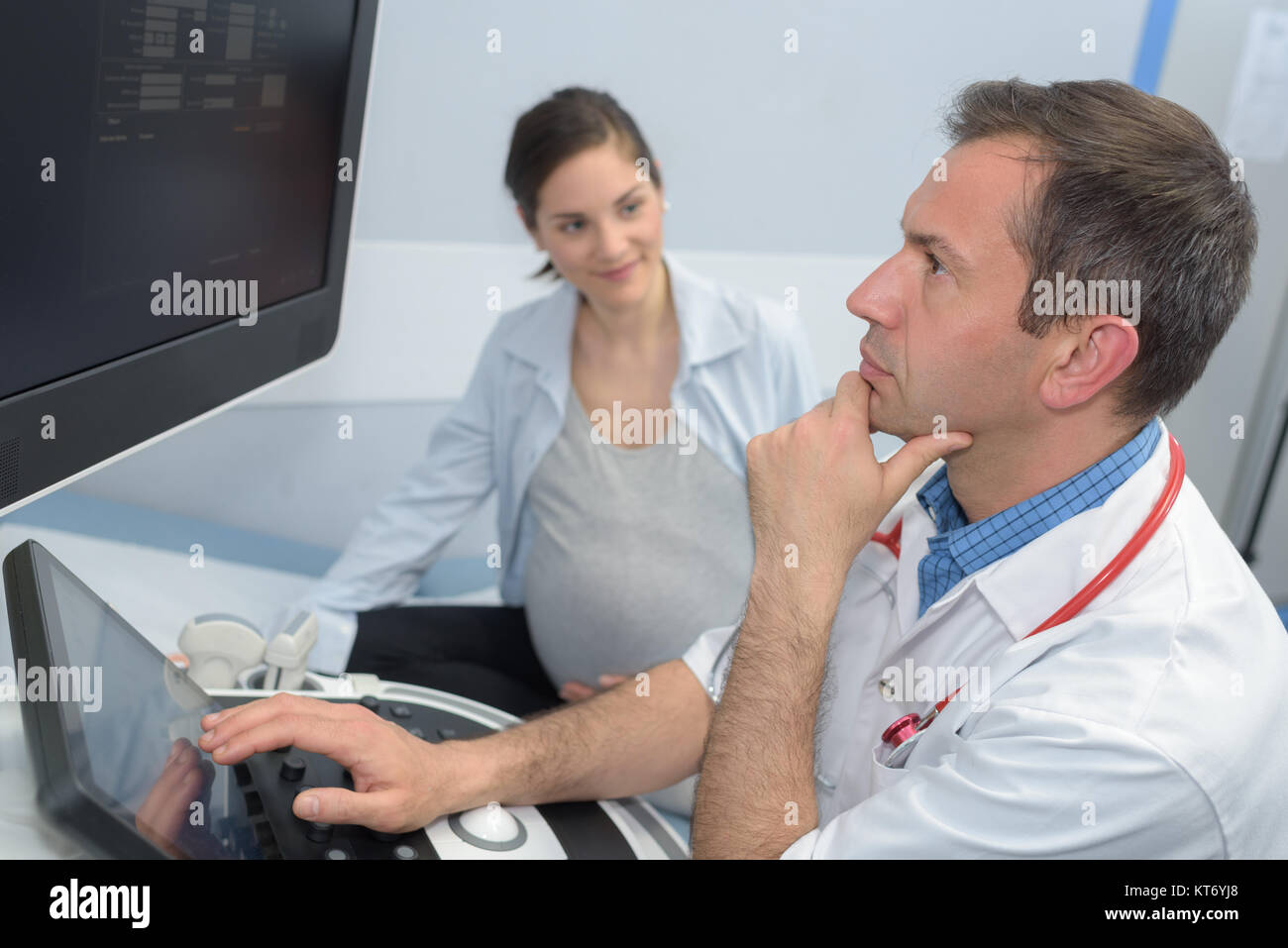 Femme enceinte et médecin contrôle de l'échographie Banque D'Images