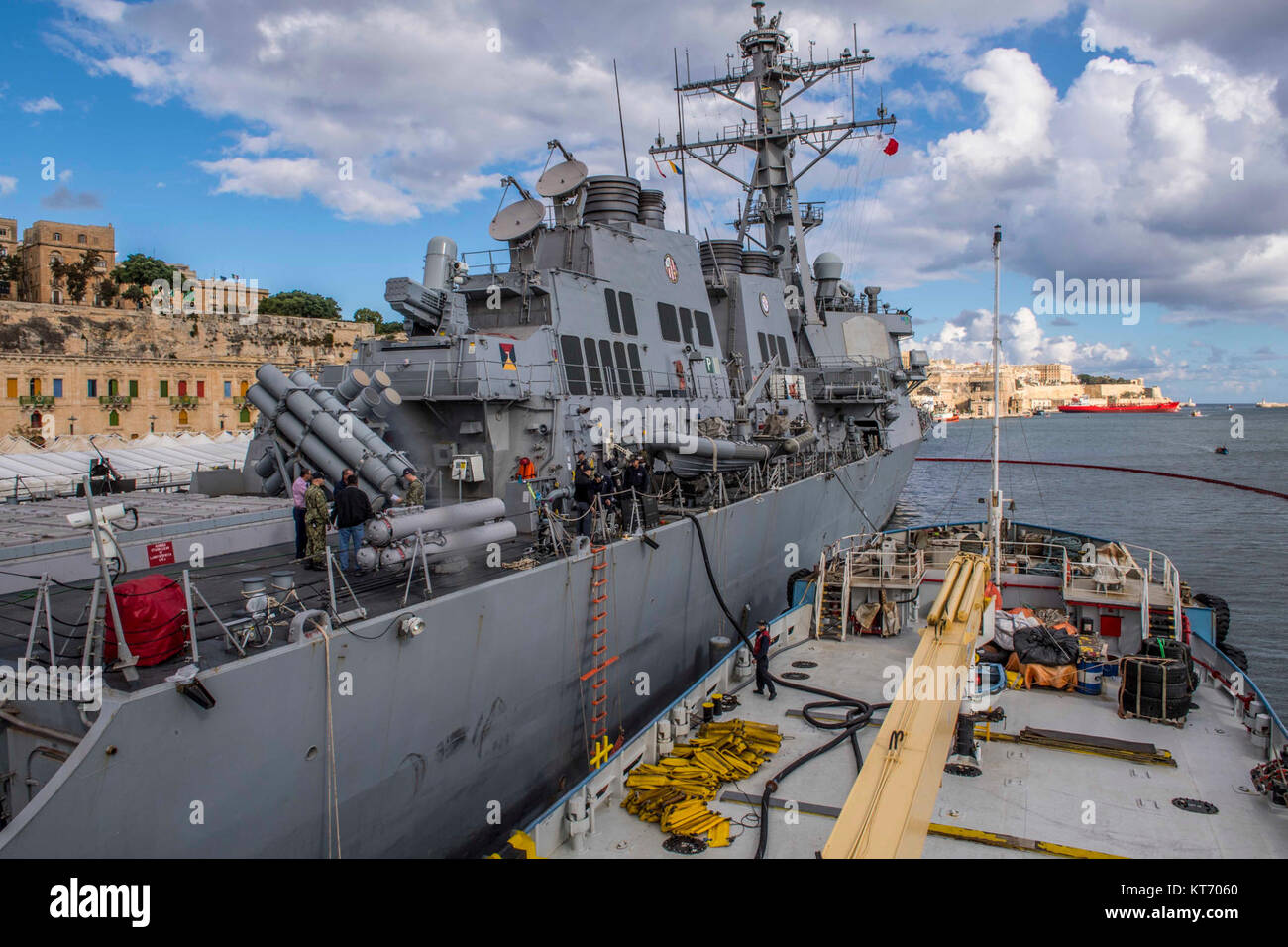 - La classe Arleigh Burke destroyer lance-missiles USS Carney (DDG 64), ravitaille alors que pier-côté pendant une escale à La Valette, Malte, le 9 décembre 2017. Carney, l'avant-déployé à Rota, en Espagne, est sur sa quatrième patrouille dans la sixième flotte américaine zone d'opérations à l'appui des alliés et partenaires, et les intérêts de sécurité nationale des États-Unis en Europe. (U.S. Navy Banque D'Images