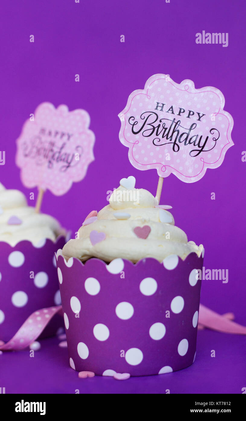 Cupcakes A La Vanille Avec Des Petits Coeurs Decoratifs Et Joyeux Anniversaire Signe Contre Fond Violet Party Background Photo Stock Alamy