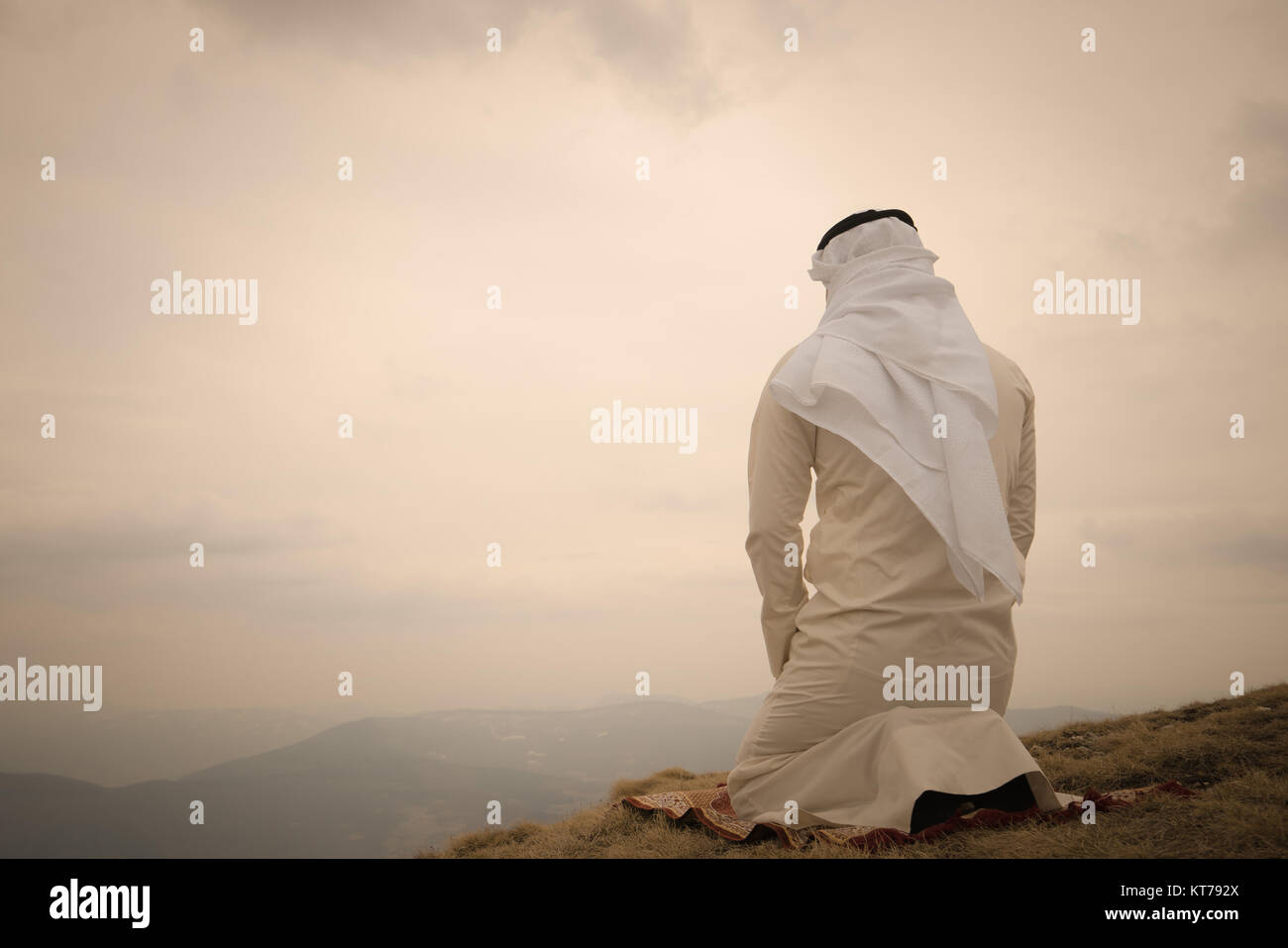 Les jeunes arabes musulmans prier, Banque D'Images