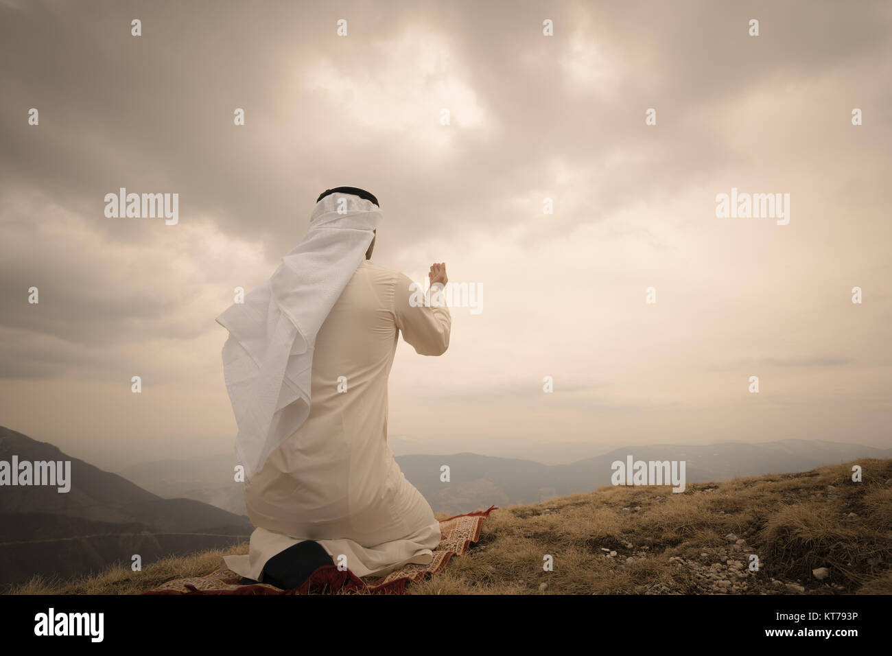 Les jeunes arabes musulmans prier, Banque D'Images