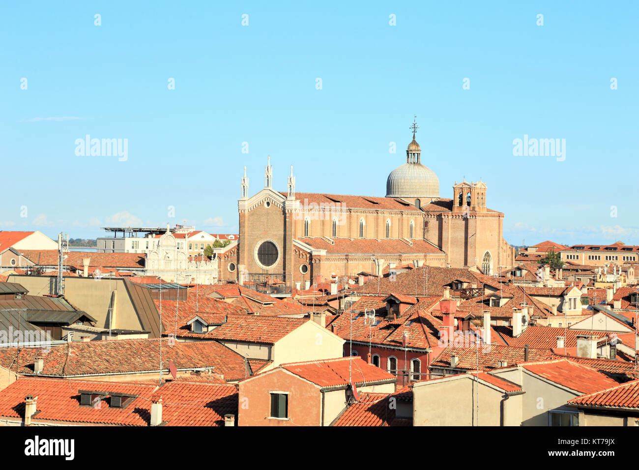 Vue supérieure panorama sur les toits des maisons anciennes à Venise, la basilique dei Santi Giovanni e Paolo Banque D'Images