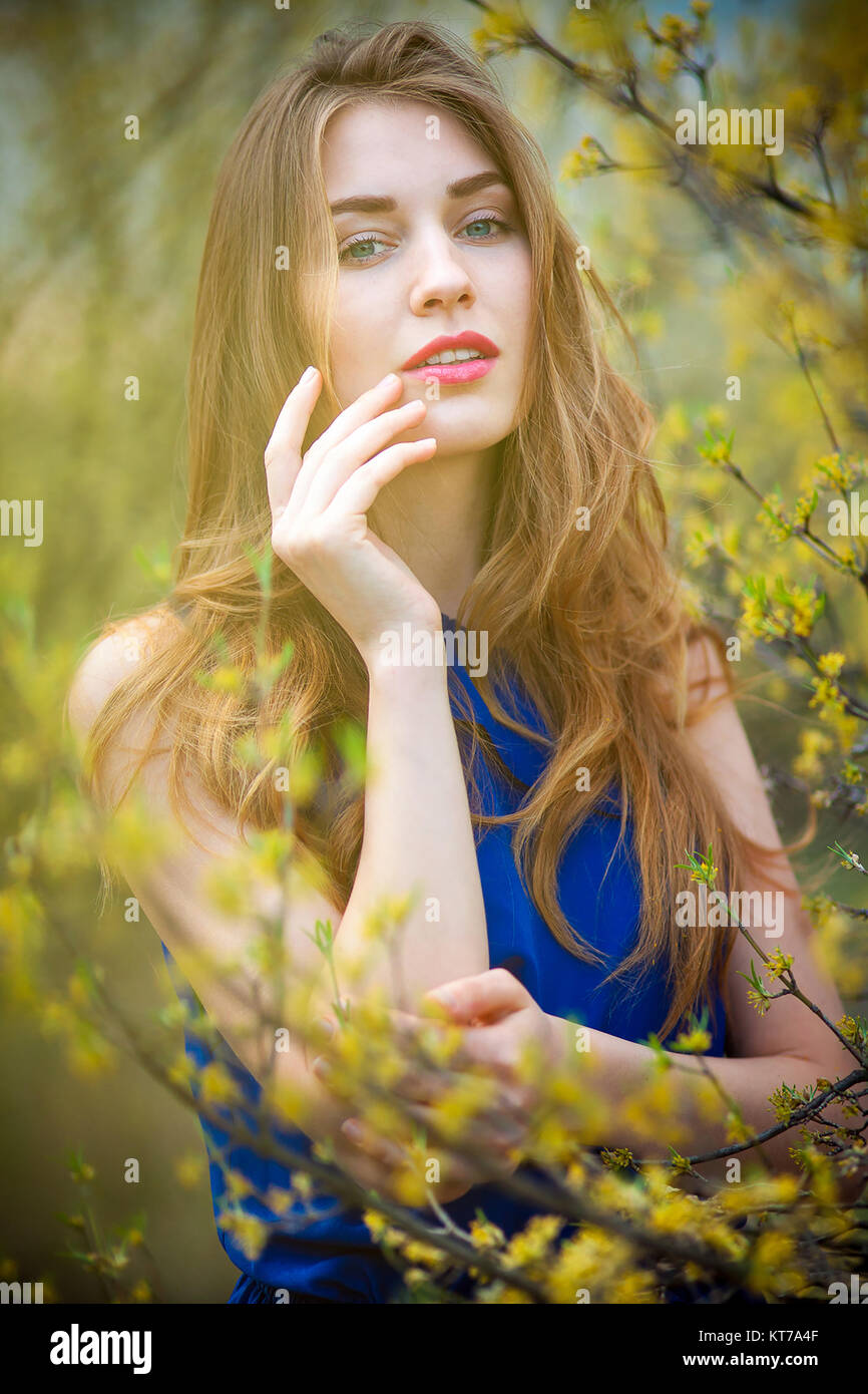 Belle blonde femme dans le parc par une chaude journée de printemps Banque D'Images Belle blonde femme dans le parc par une chaude journée de printemps Banque D'Images