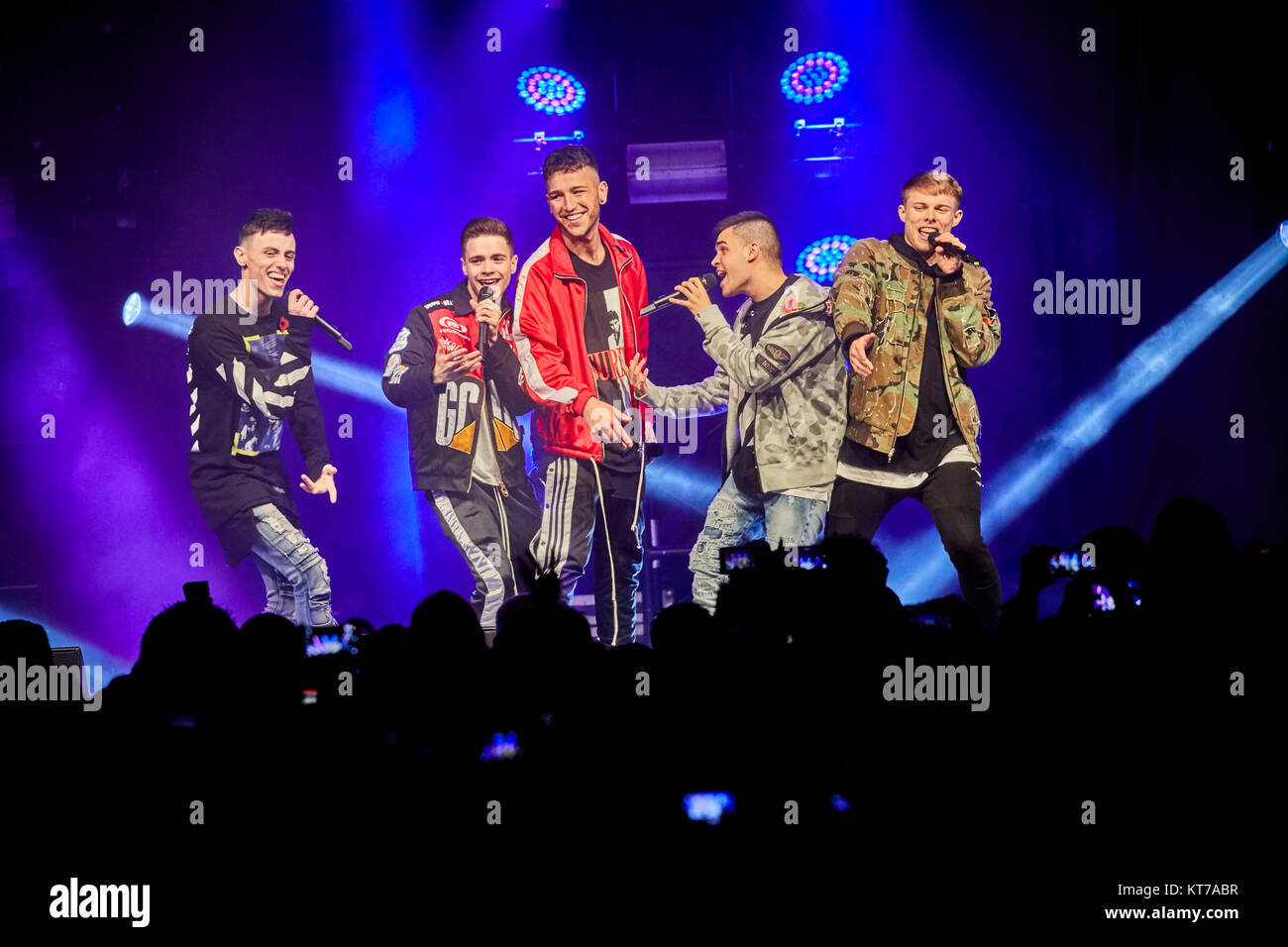 Les lumières de Noël sur l'interrupteur 2017 à l'albert Square dans le centre-ville de Manchester X Factor success story Oui bande de garçon la paix 5 Cont Banque D'Images